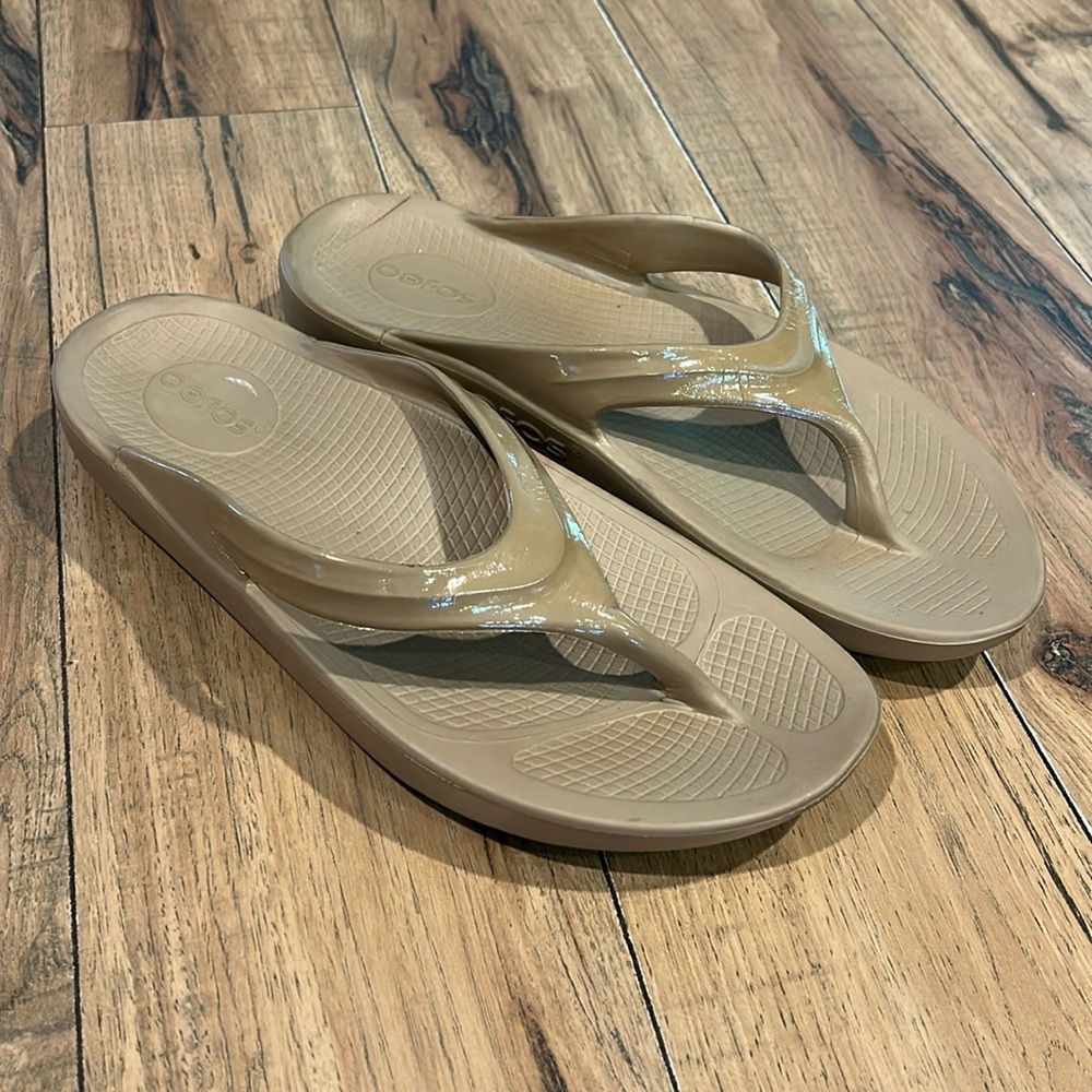 OOFOS women’s Oolala Tan Thong Sandal Size 10
